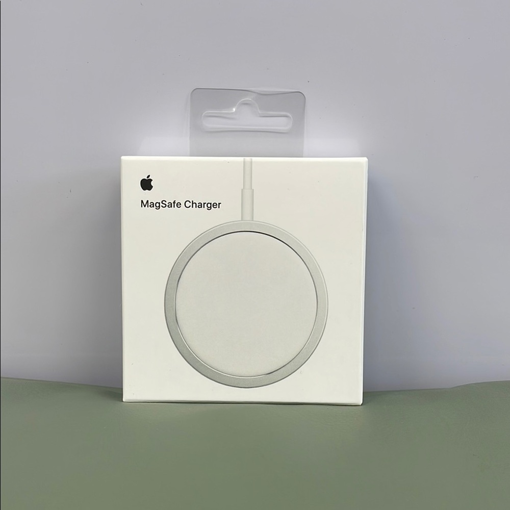 Apple MagSafe Wireless Charger in White
